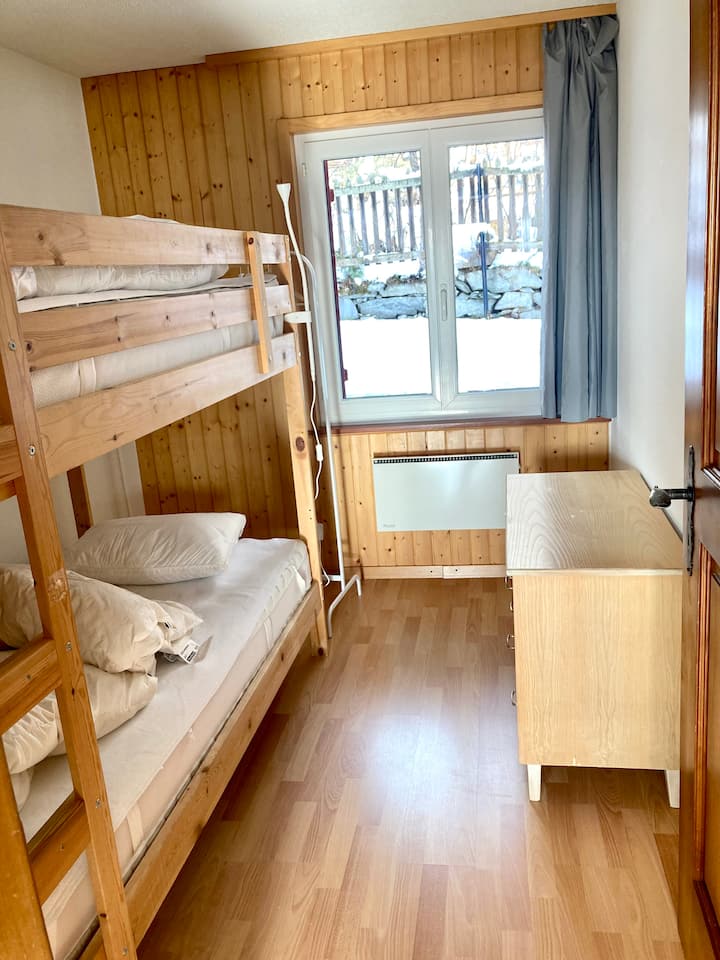 2号卧室、90x200床、晾衣架和梳妆台