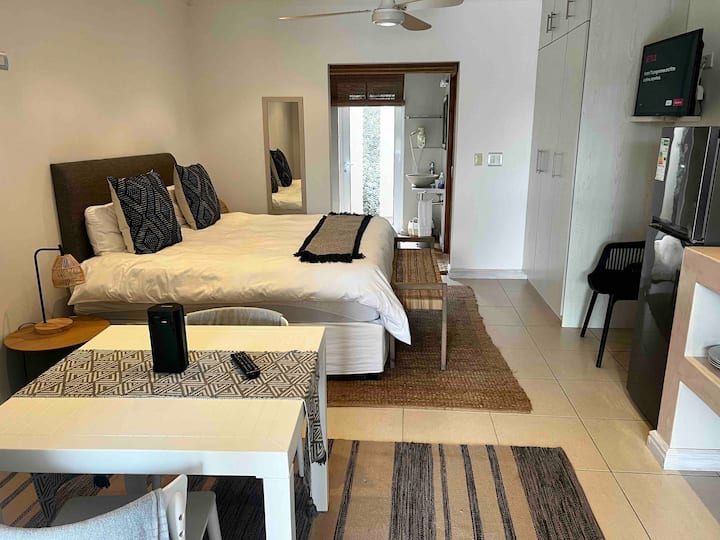 3 de 3 habitaciones independientes en la planta baja, con cama tamaño king, cocina americana totalmente equipada , TV, TV, WiFi y baño privado.