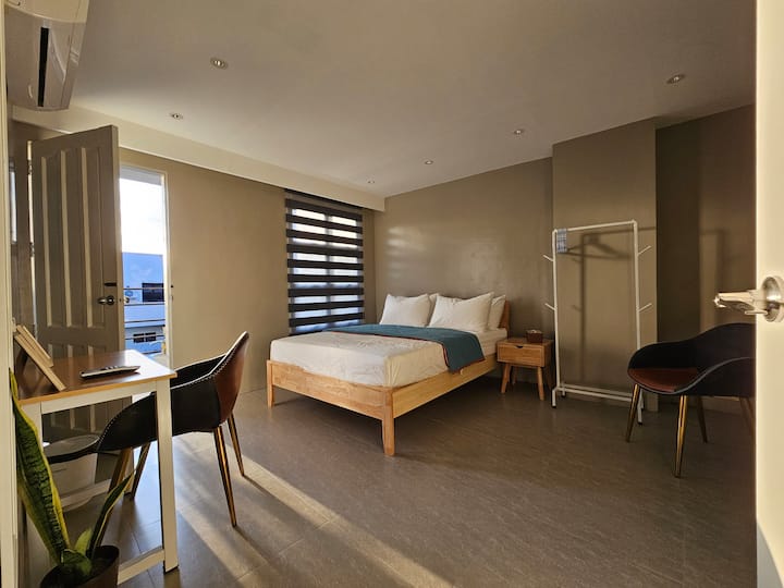 Spálňa s manželskou posteľou Queen na druhom poschodí s výhľadom na balkón a spoločnou kúpeľňou