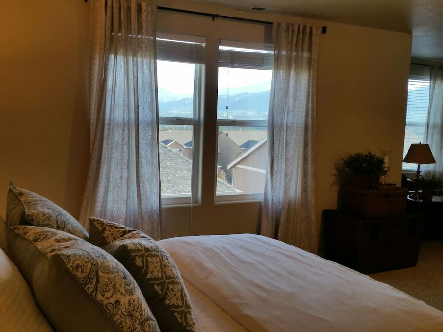 Wake up to the beauty of the mountains from this queen bed