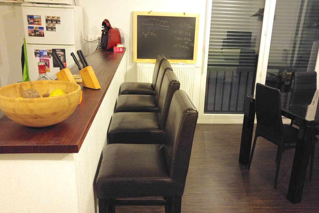 Bar avec tabourets confortables