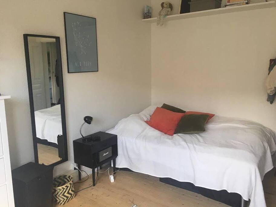 Big and comfortable bed. Queen size been (140 cm) and 2 m long.