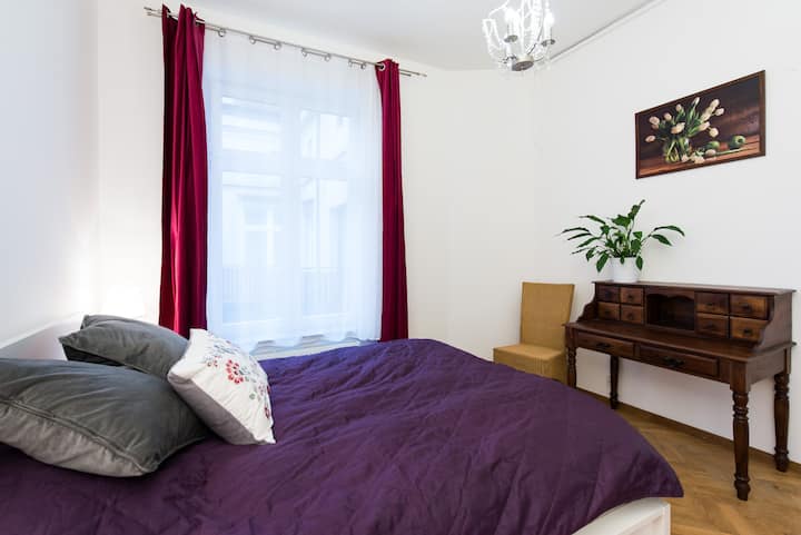 Glavna spavaća soba s velikim udobnim bračnim krevetom