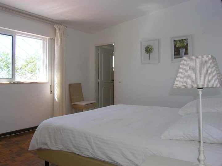 Dormitorio 1: cama tamaño king, armario, aire acondicionado y baño