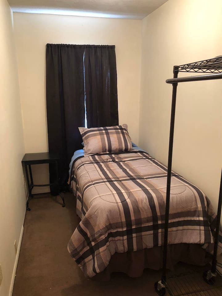 כאן יש לנו מיטה זוגית עם אותו נוף כמו השנייה. זה משודרג עם מנורת קריאה למי שאוהב ספר טוב.