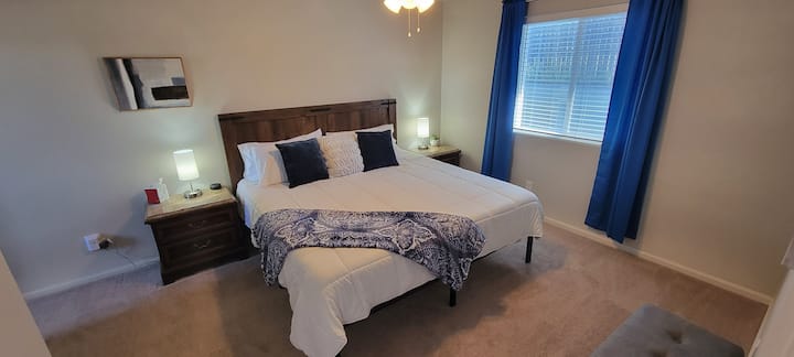 Მთავარი საძინებელი დიდი ზომის საწოლით. Სენსორული ლამპები მოიცავს USB პორტებს დასამუხტად. Მოყვება ჩემოდნის სკამი ან ჯდომა ჩაცმისას. Თბილი თვეების განმავლობაში აღჭურვილია ჭერის ვენტილატორით.