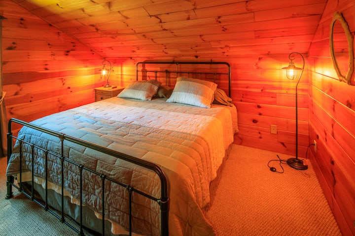 楼上主卧加大双人床-附带卫生间 