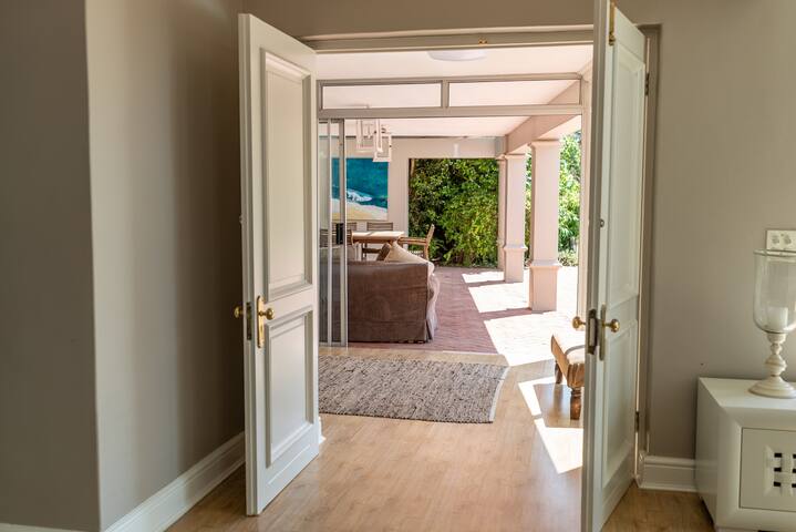 Tranquil Mountain View Bishopscourt gallery image 2