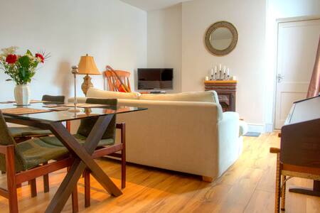 Entire quiet flat free parking, close to city!