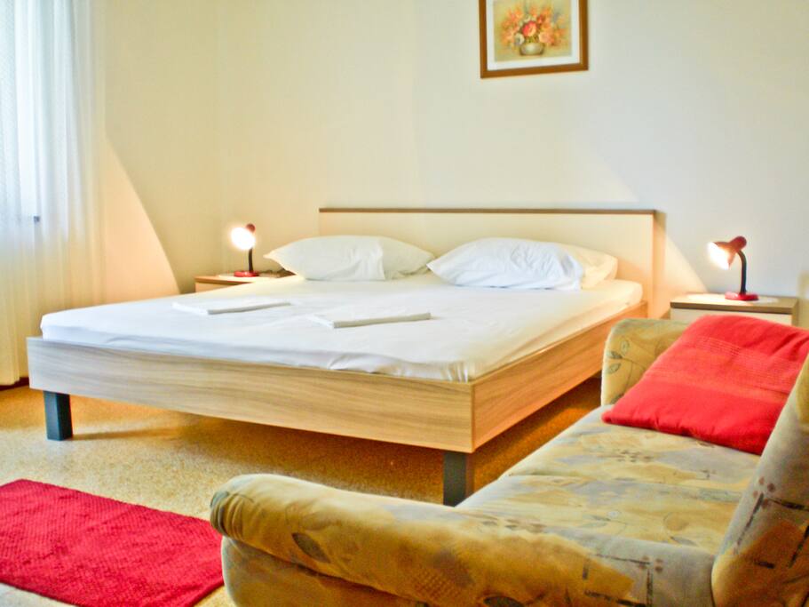 Confortable Bedroom with extra bed
