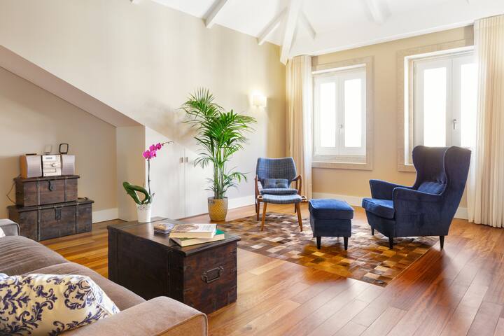 Spacious top floor apartment in the heart of Porto gallery image 2