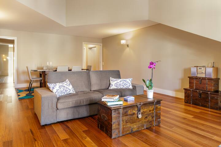 Spacious top floor apartment in the heart of Porto gallery image 3