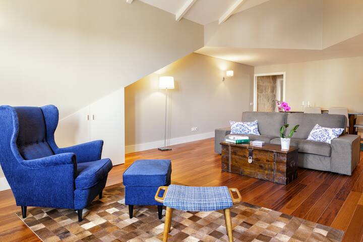 Spacious top floor apartment in the heart of Porto gallery image 4