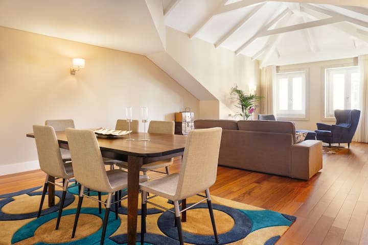 Spacious top floor apartment in the heart of Porto