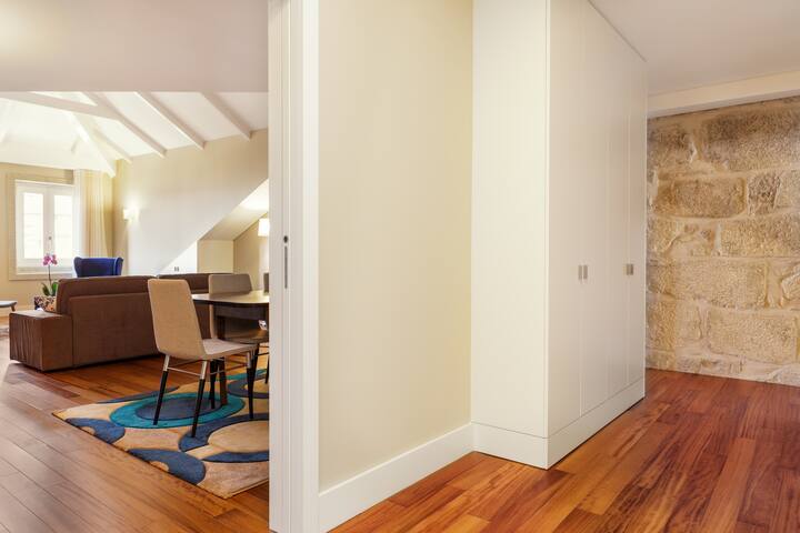 Spacious top floor apartment in the heart of Porto gallery image 5