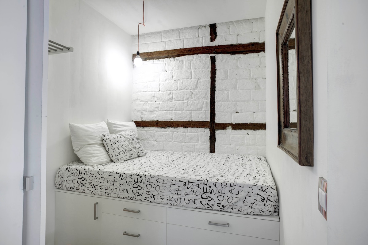 Двойно легло с много голям гардероб под него