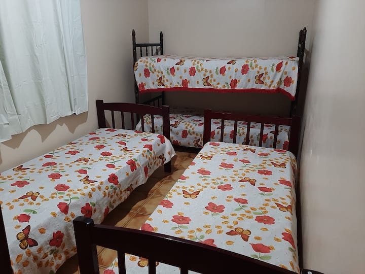 單人臥室，四張牀，配有空調 