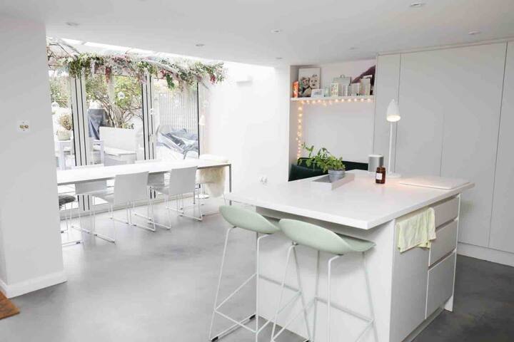 Stylish Georgian townhouse on Richmond Hill gallery image 5