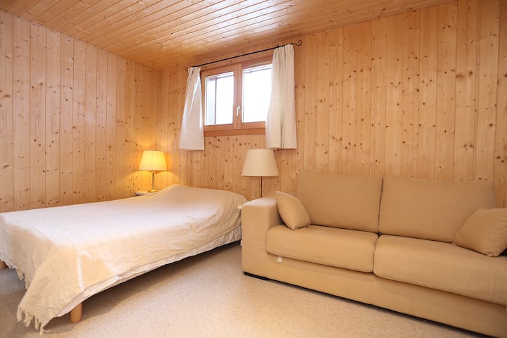 6. spavaća soba u prizemlju, kauč na razvlačenje može se koristiti i za 17. osobu