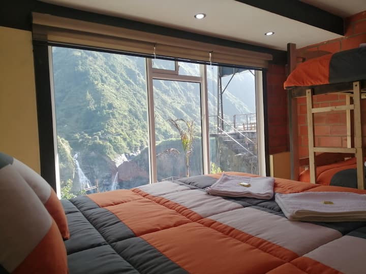 חלונות עם נופים פנורמיים. 