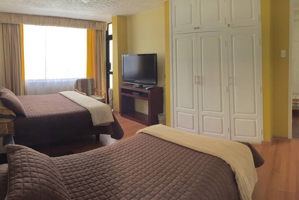 1 cama Queen 2 plazas y 1/2 y 1 cama de plaza y 1/2