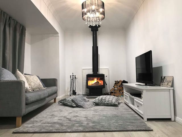 Pine Needle Cottage, Oberon (peaceful,cosy,intown)