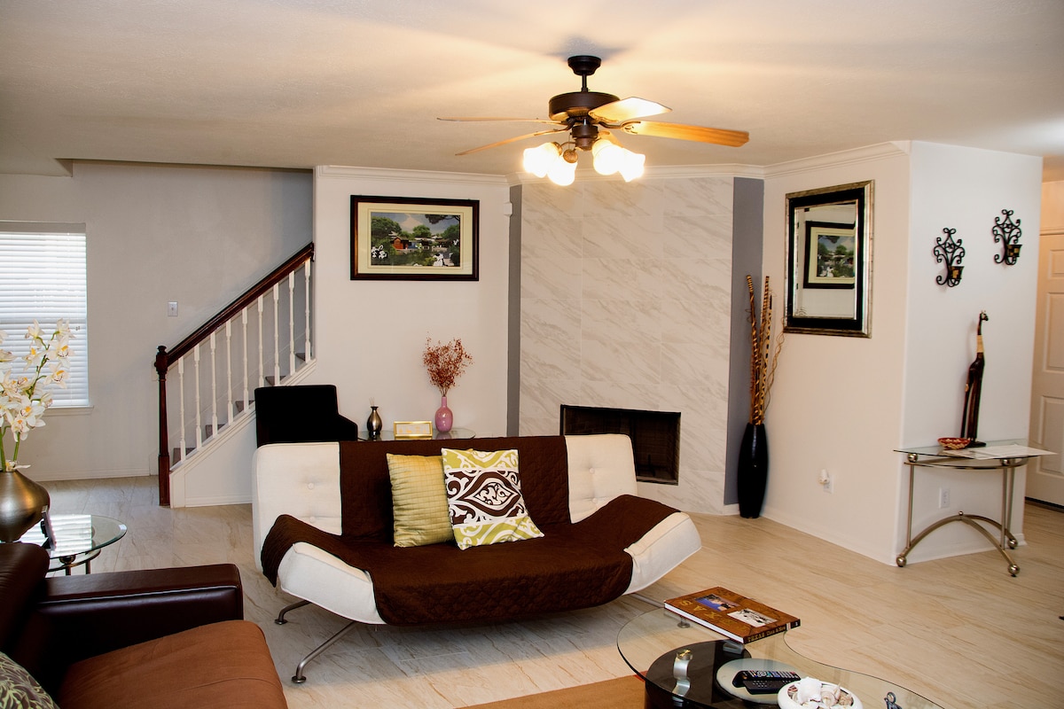 مرحبًا بك في بيت ستيفان ، والأجواء الخالية من السجاد والحديثة :-)