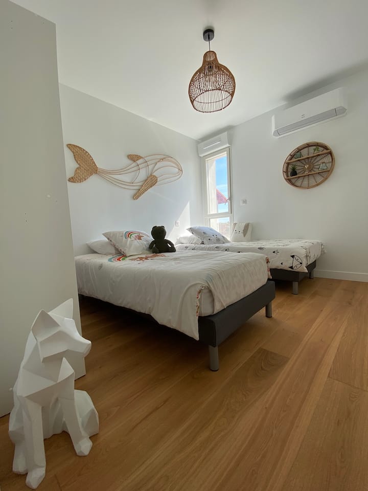 Лисица на влезот и кит на ѕидот, за една спална соба за двајца