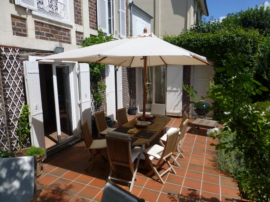 Terrasse et table de jardin