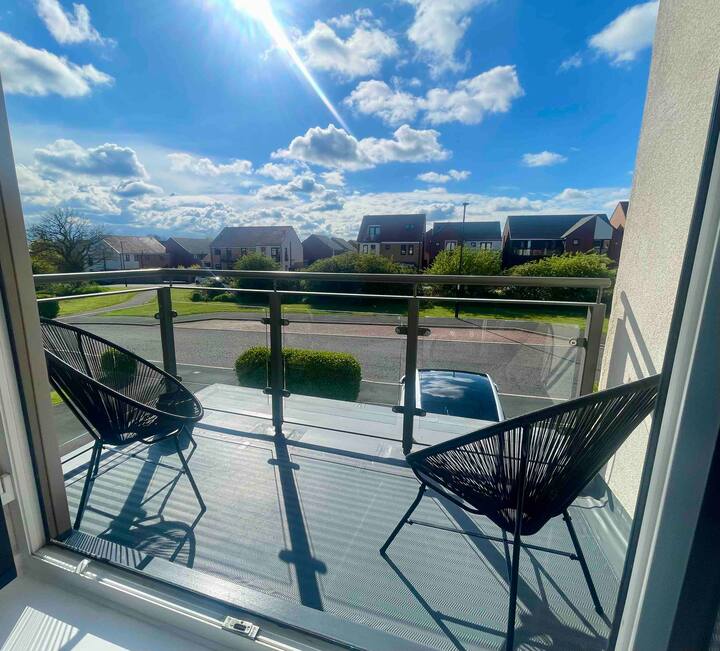 King size bedroom with balcony Houses for Rent in Tyne and Wear