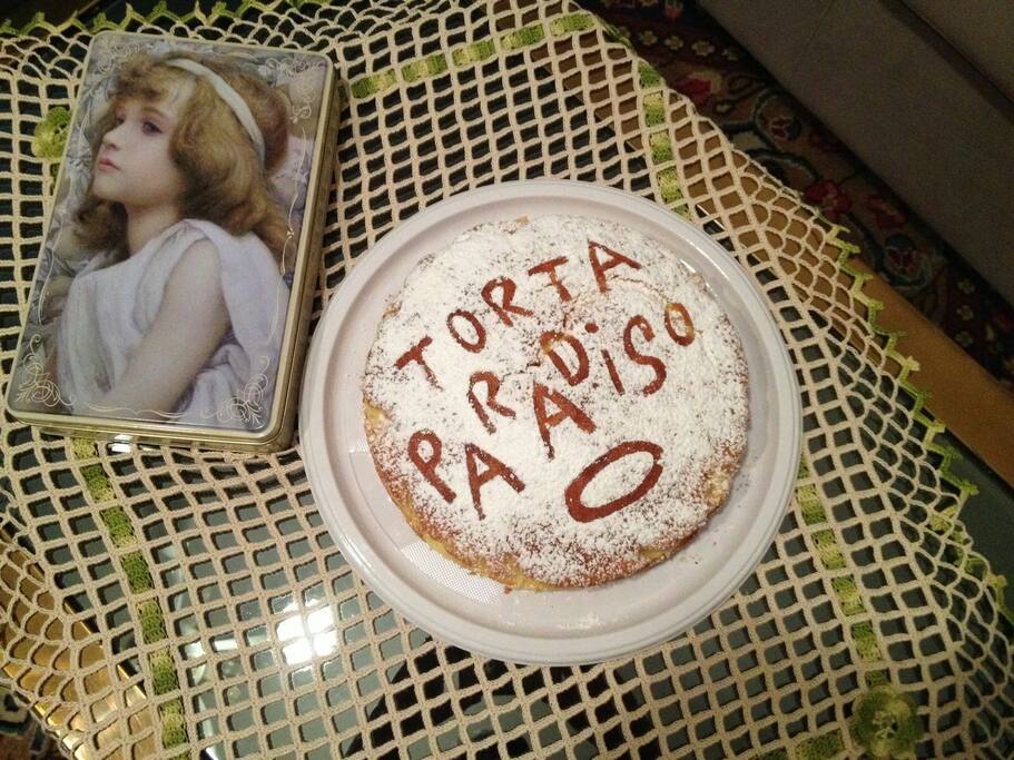 Per i pellegrini della Magna Via Francigena che alloggiano presso la nostra struttura, proponiamo la nostra torta della casa con pan di spagna, crema e scaglie di cioccolato bianco, e zucchero a velo.