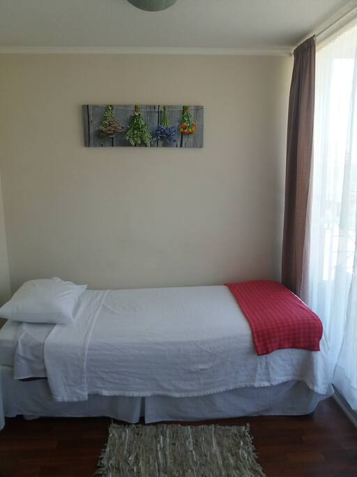 Habitación dos con cama nido inferior y closet, con ropa de cama