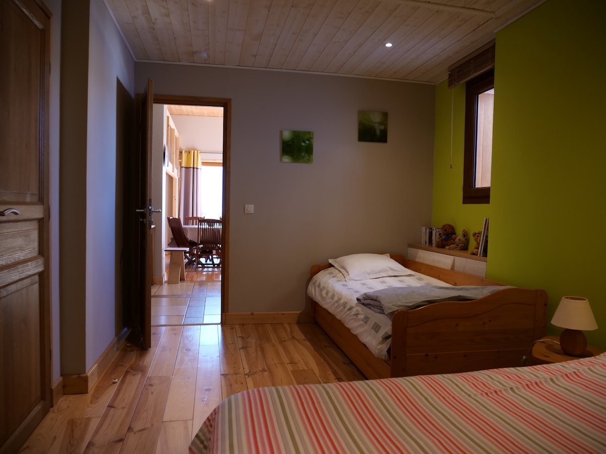 Спалня с двойно легло, единично легло и допълнително легло