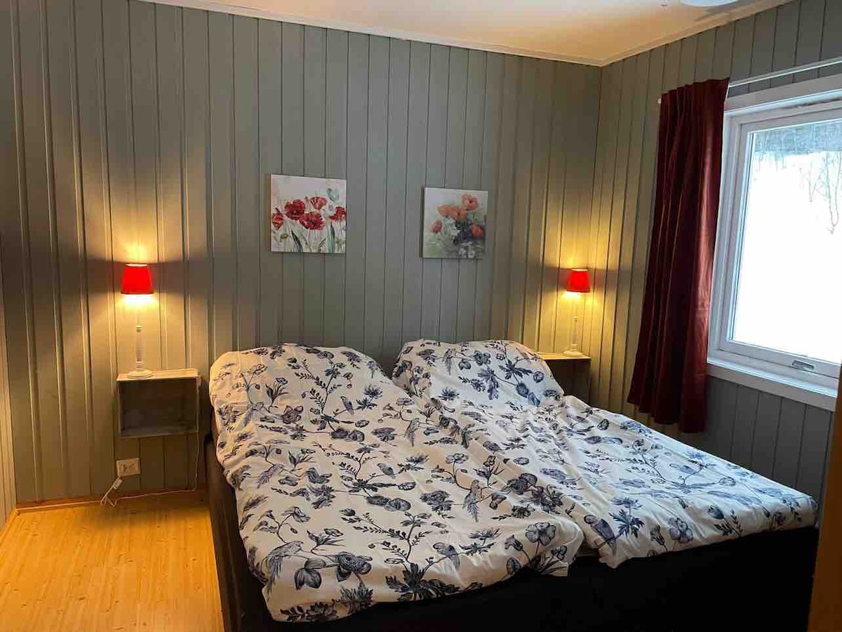 Спалня 1. Двойно легло, килер.
Тази стая има вход от кухнята
Бебешко креватче може да бъде поставено тук, ако е необходимо и желано от гостите