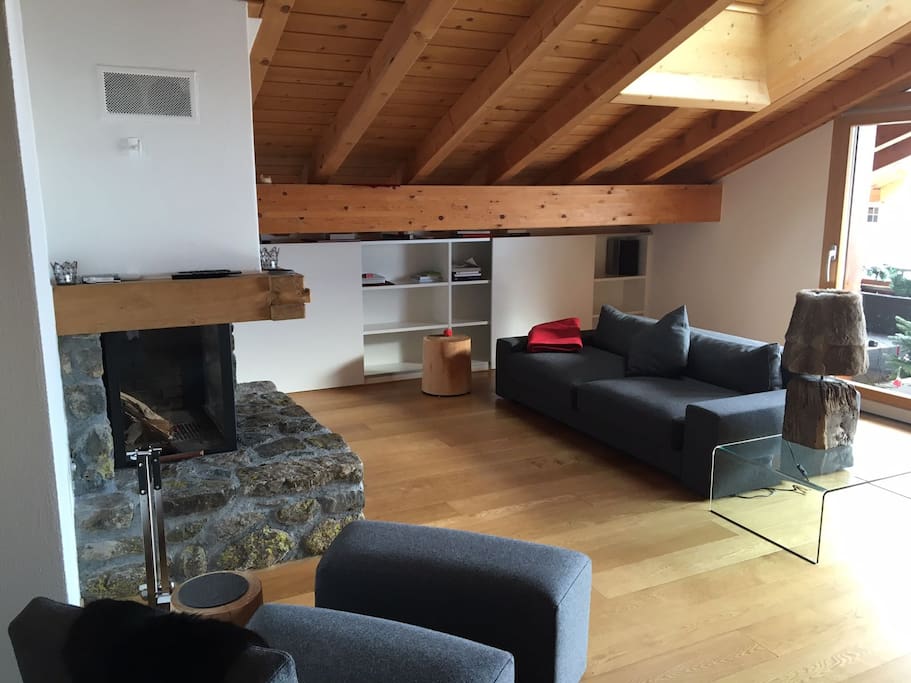Wohnzimmer obere Wohnungsebene mit Kamin