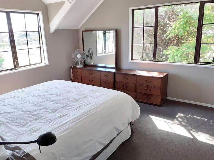 Arriba, dormitorio con cama tamaño king