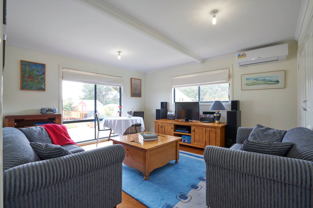 "The beds were very comfortable, the entire accommodation was spotless and we all loved the pool and the massive collections of DVD's. We ended up having movie marathons every night."
Pamela Jan 2017