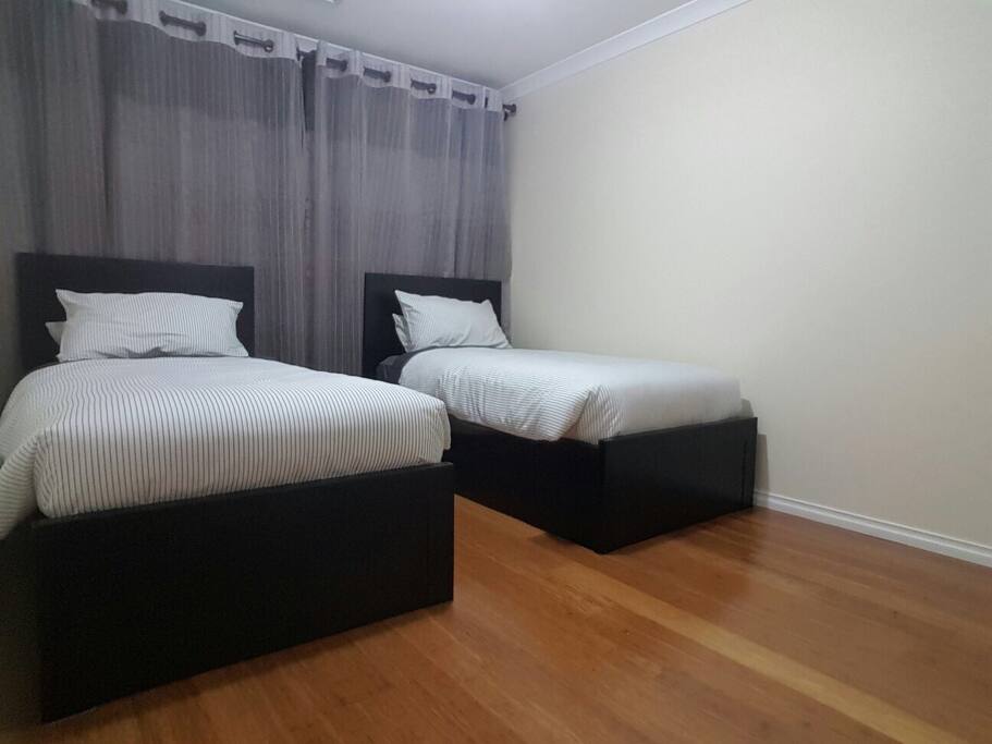 View 2 : Twin beds