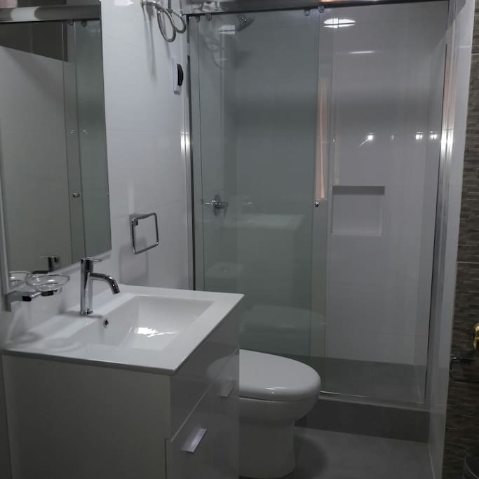 Baño principal, acceso desde ambos dormitorios