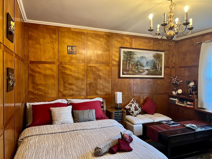 Мястото за престой е обзаведено с антично дървено двойно легло и мек матрак, чиято многослойна технология за охлаждане с пяна добавя опора, устойчивост и регулиране на температурата, специално проектирана да поддържа дори най-топлите спящи хладни. 