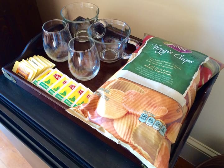Gostima nudimo aparat za kavu Keurig i K-pode u spavaćoj sobi.