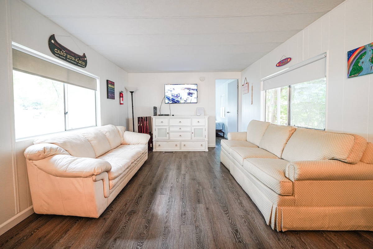 U dnevnom boravku nalazi se kauč na razvlačenje i običan kauč.  TV je iznimno visok, a imamo i kabelsku televiziju i Wi-Fi!