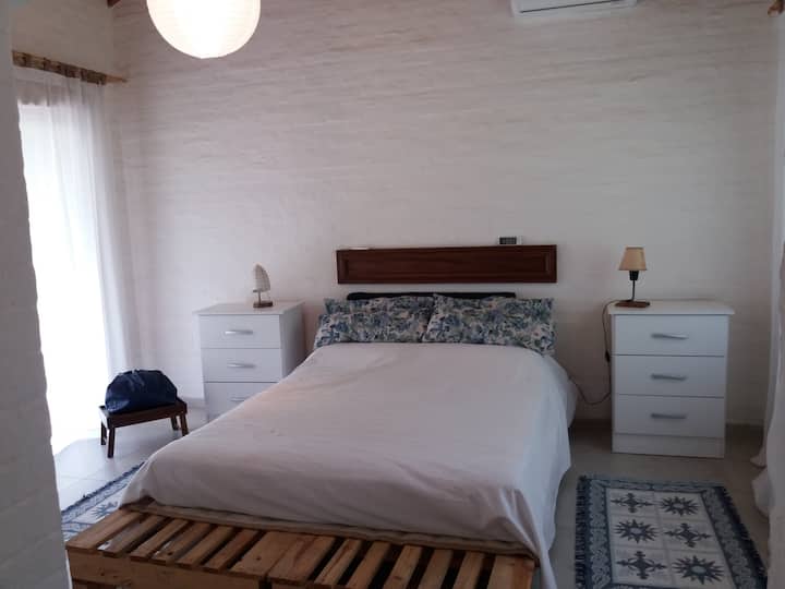 חדר שינה ראשי המשקיף על החזית והחצר האחורית