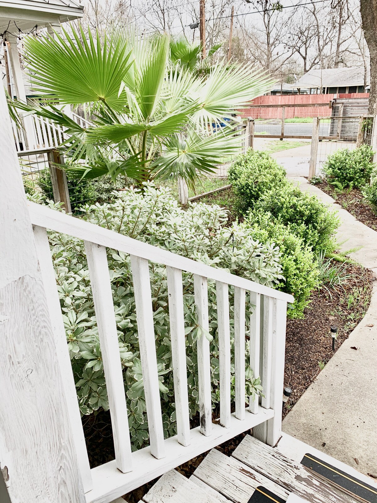 Charming East Cottage . Close to Airport
