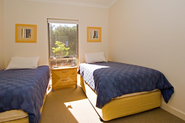 Chumba cha kulala cha nne (chenye vitanda viwili vya ukubwa wa king)