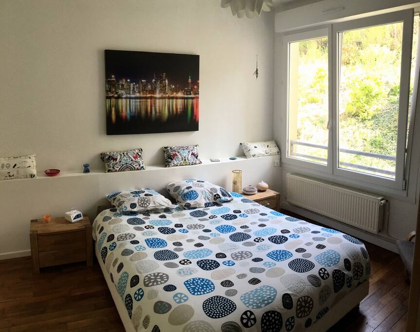 Grande chambre sur parquet. Draps fournis. Armoire dressing. Fenêtre double vitrage et volet roulant électrique. Cette chambre sans vis à vis donne sur la falaise arborée de Boulogne.
