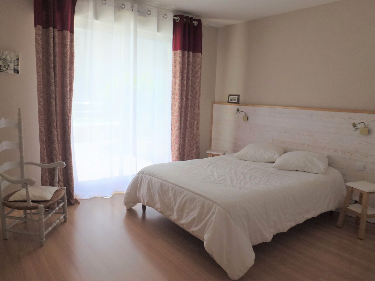 Chumba kikubwa cha kulala chenye kitanda maradufu, kabati kubwa (lililo na sehemu ya kuning 'inia na rafu) pamoja na milango ya kuteleza. Dirisha la ghuba linafunguliwa kwenye mtaro mkubwa unaoelekea mashariki.