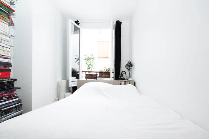 ოთახი არის შიდა ეზოში, ძალიან მშვიდი