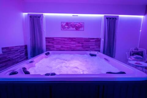 Delightful suite with private hot tub and Hammam