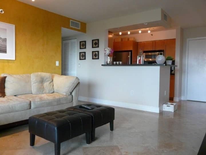 Stylish Apt Yacht Club Aventura - Aventura
